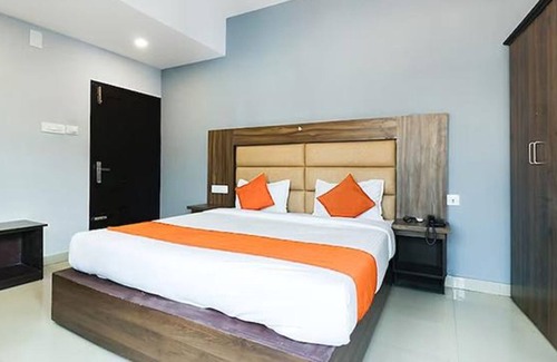 Shenoys Hotel | Fabhotel Central Queens Residency