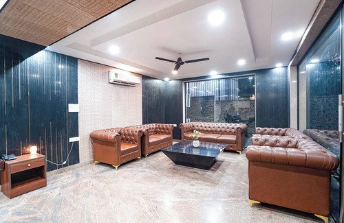 Sector 70 Hotel | Fabhotel Divine & Banquet