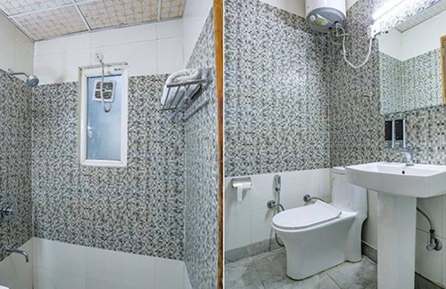 East of Kailash Hotel | Fabhotel F9 Peeragarhi