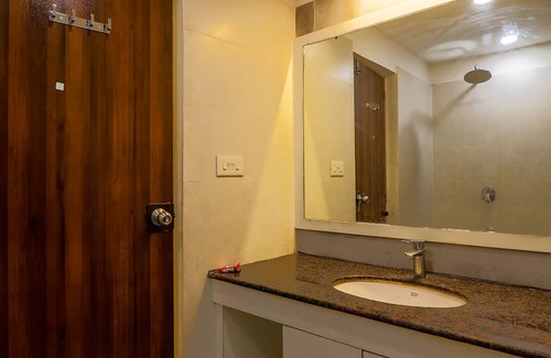 Alambagh Hotel | FabHotel Geetraj Palace