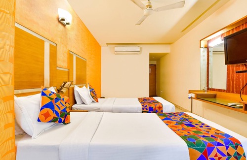 Navrangpura Hotel | Fabhotel Kadamb Inn