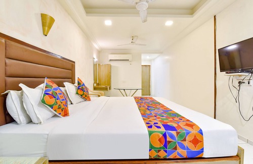 Navrangpura Hotel | Fabhotel Kadamb Inn