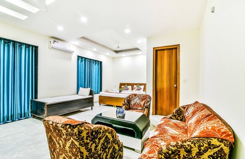 Sector 70 Hotel | Fabhotel Merriment