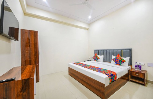 Sector 70 Hotel | Fabhotel Palm Paradise