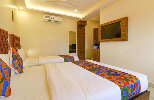 Prabhadevi Hotel | FabHotel Peninsula