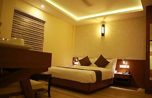 Ernakulam South Hotel | Fabhotel Prime D Chandlier