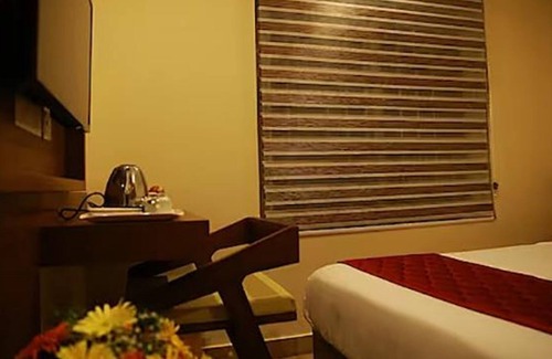 Ernakulam South Hotel | Fabhotel Prime D Chandlier