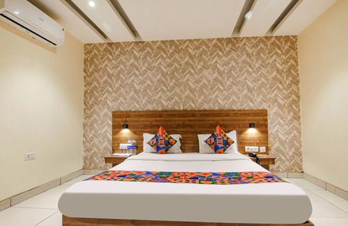 Delhi Hotel | FabHotel Prime Golden Glory