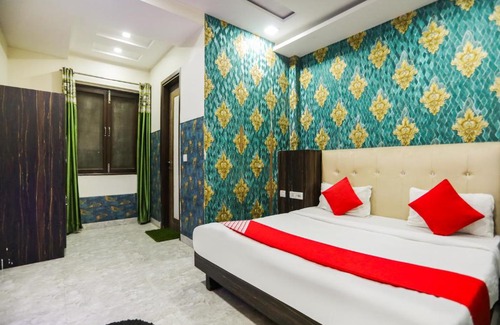 Pitampura Hotel | FabHotel Season Grand