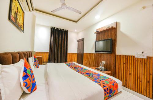 Azadpur Hotel | FabHotel Shri Sai DX - Nr Adarsh Nagar Metro