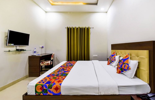 Vaishali Nagar Hotel | Fabhotel The Castle Homestay
