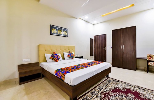 Vaishali Nagar Hotel | Fabhotel The Castle Homestay