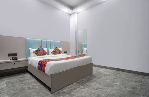 Delhi Hotel | FabHotel The Royal