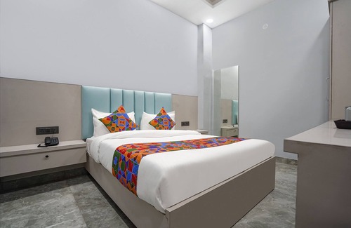 Delhi Hotel | FabHotel The Royal