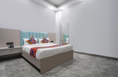 Delhi Hotel | FabHotel The Royal - Near Greater Kailash Metro