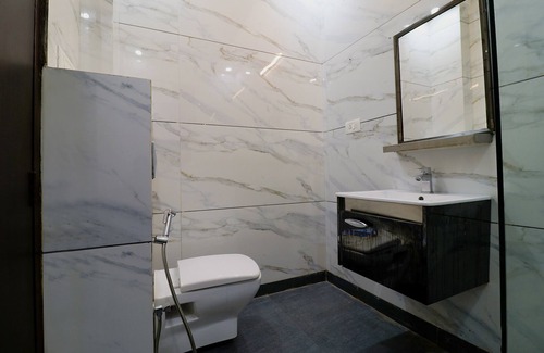 Sector 40 Hotel | Fabhotel The Royal Oak