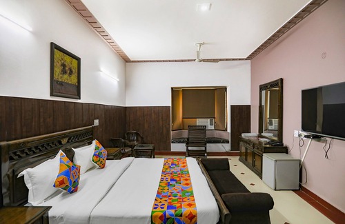 Udyog Vihar Hotel | Fabhotel Traika Inn