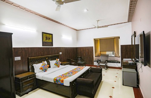 Udyog Vihar Hotel | Fabhotel Traika Inn