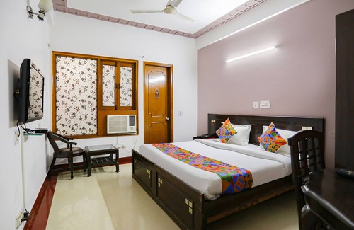 Udyog Vihar Hotel | Fabhotel Traika Inn