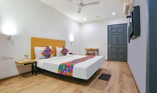 Delhi Hotel | FabHotel Urban Residency Model Town