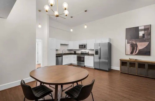 Downtown Apartment | Fabu Posh B ~ Luxe Historic Palafox Balcony 1 BR