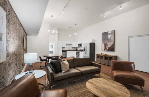 Downtown Apartment | Fabu Posh B ~ Luxe Historic Palafox Balcony 1 BR