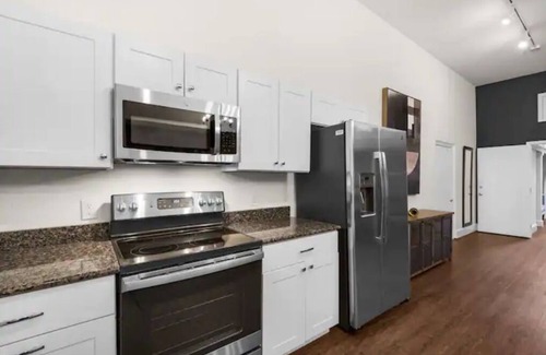 Downtown Apartment | Fabu Posh B ~ Luxe Historic Palafox Balcony 1 BR