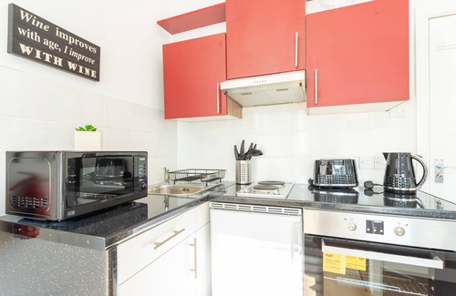 Queen's Park Apartment | Fabulous 1 Bed Studio Flat in West Kilburn by Queen Park for 2 people