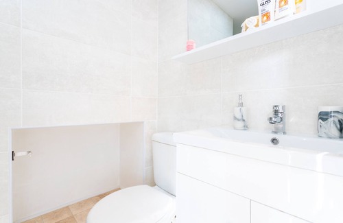 Queen's Park Apartment | Fabulous 1 Bed Studio Flat in West Kilburn by Queen Park for 2 people
