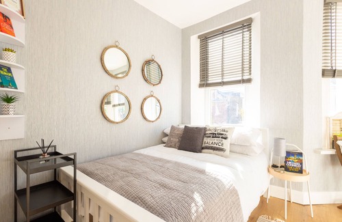 Queen's Park Apartment | Fabulous 1 Bed Studio Flat in West Kilburn by Queen Park for 2 people