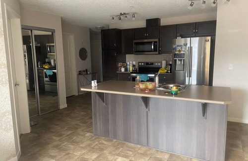 Southwest Edmonton Apartment | Fabulous 2-bedroom apartment with WiFi in charming Edmonton