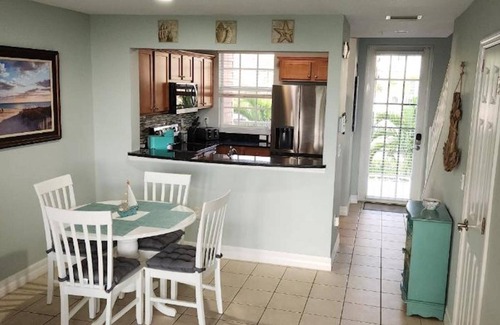 Ruskin House | Fabulous 2-Bedroom Canalside Townhome in Little Harbor Resort