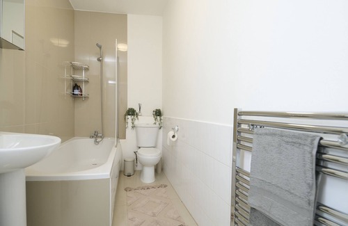 Queen's Park Apartment | Fabulous 3 bed W9 apartment with private garden