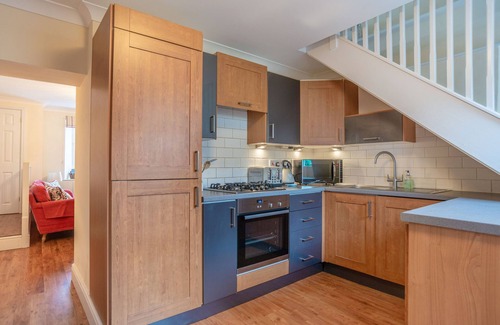 Mylor Churchtown Apartment | Fabulous 3 storey townhouse style apt in central Falmouth with courtyard garden.