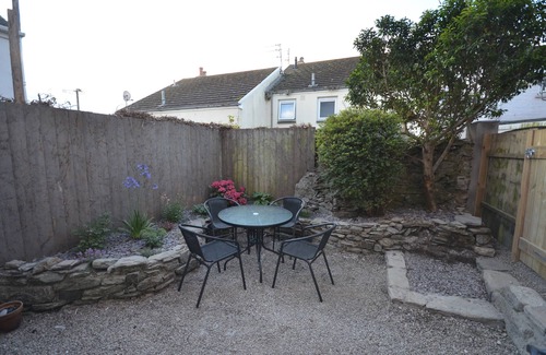 Mylor Churchtown Apartment | Fabulous 3 storey townhouse style apt in central Falmouth with courtyard garden.