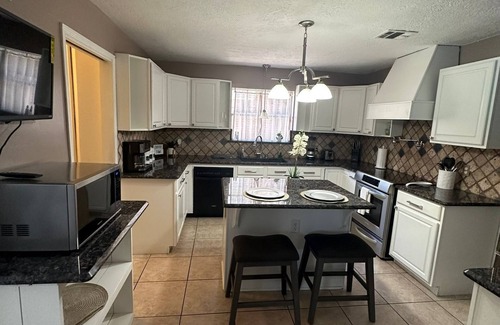 Houston House | Fabulous 5-bedroom house/private Pool in Houston a few minutes from the airport