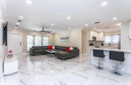 South Lake Villa | Fabulous 5BR/3BA Villa near Hollywood Beach