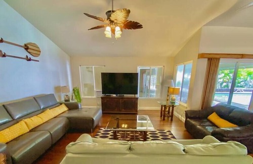 Alii Heights Mauka House | Fabulous 7 br 22 ocean view pool estate!