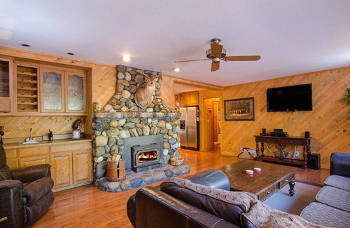Sunnyside Cabin | Fabulous Cabin Block away from Private Beach