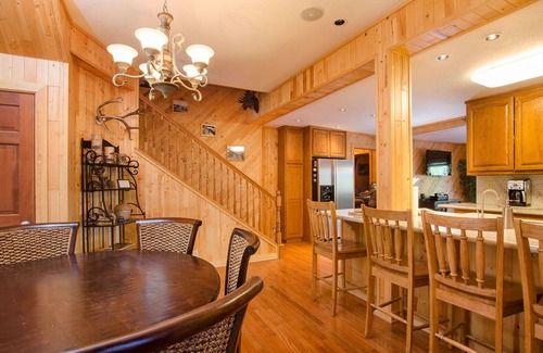Sunnyside Cabin | Fabulous Cabin Block away from Private Beach