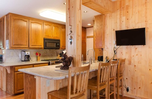 Sunnyside Cabin | Fabulous Cabin Block away from Private Beach