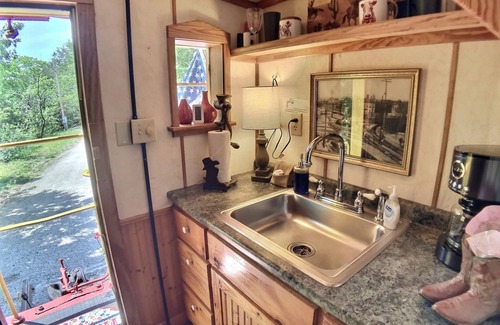 Eureka Springs Cabin | Fabulous Caboose Cabin in charming Eureka Springs