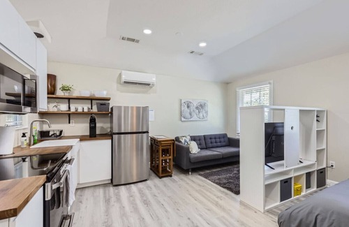 Georgetown House | Fabulous Chic Studio on Main St. Walk to Downtown!