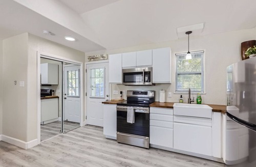 Georgetown House | Fabulous Chic Studio on Main St. Walk to Downtown!