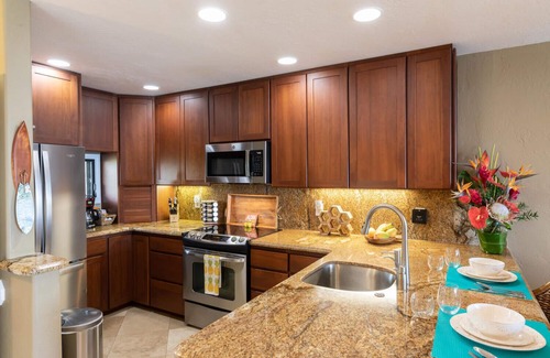 Kailua-Kona Condo | Fabulous Custom 3rd Floor Oceanfront Condo/Kona Bali Kai #304