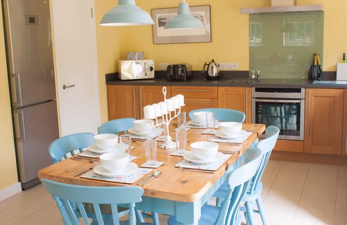 Knodishall Cottage | Fabulous, flexible & sleeps 12, near Suffolk Coast