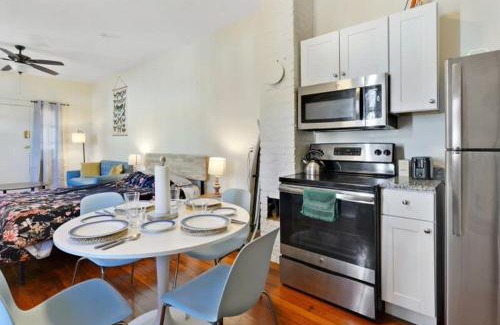 Saint Roch House | Fabulous Franklin studio steps from St Claude Ave