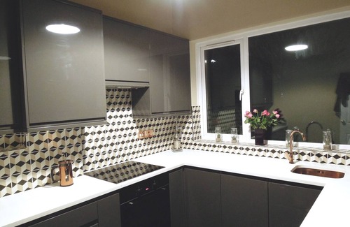 Leyton Apartment | Fabulous & Funky 3 Bedroom Flat in East London. Close to Underground & 24h Tesco