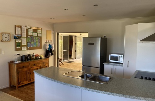 Whangarei Heads House | Fabulous holiday house - quiet, rural setting for up to 12 people