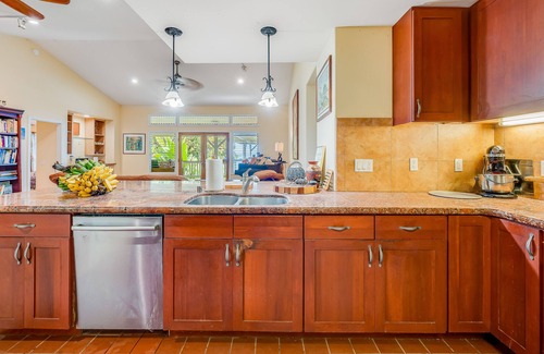 Holualoa House | Fabulous island escape on coffee farm with hot tub, furnished deck & ocean views